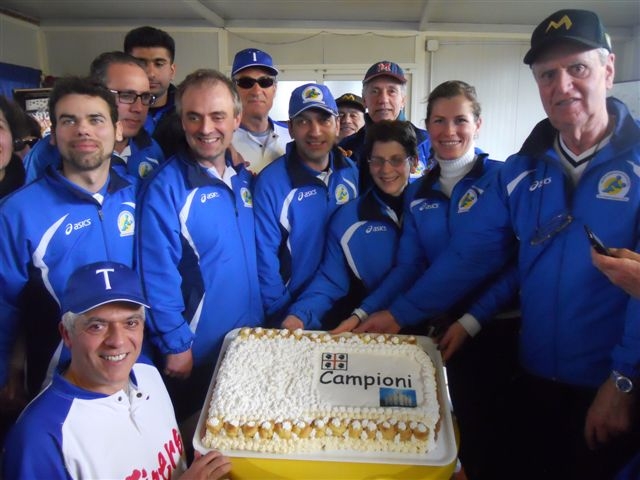 I Thunder's Five attorno alla torta di benvenuti fatta dagli amici di Cagliari